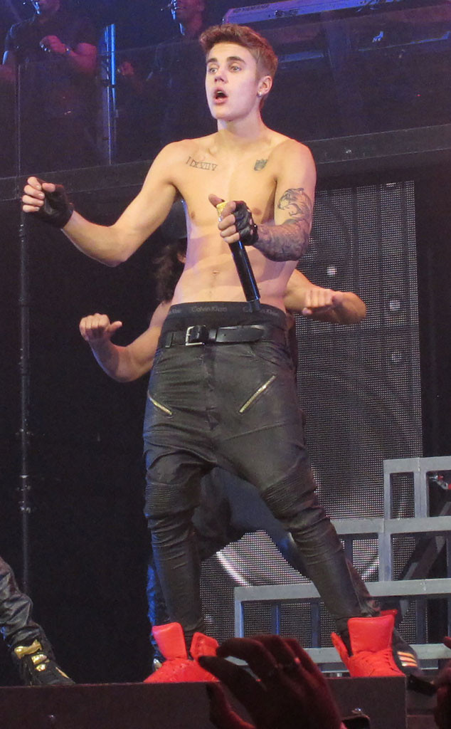 Justin Bieber, sin camisa Justin Bieber, sin camisa